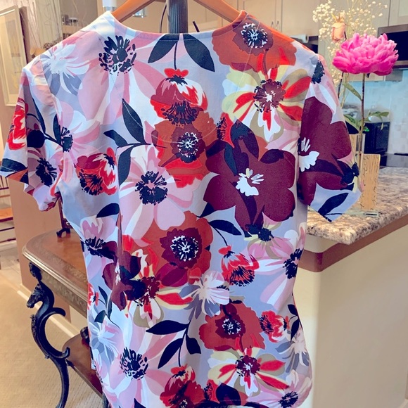 Inspire confidence with Grey’s anatomy vibrant nursing top M - Picture 4 of 8